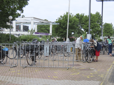 901676 Afbeelding van de fietsenstalling bij de entree van de GGD-coronavaccinatielocatie Utrecht in de Jaarbeurs ...